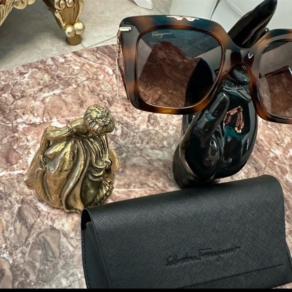 NWB🍀🏵 Salvatore Ferragamo Tortoise Sunglasses with Black Case Retail $360 - Picture 3 of 5